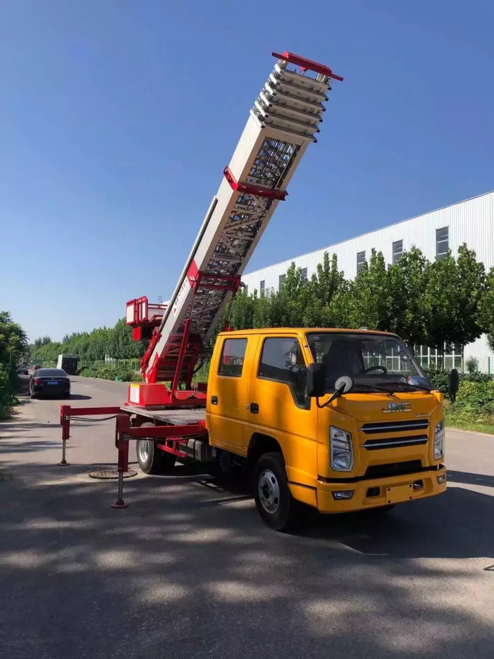 嘉祥附近的云梯车出租服务：轻松解决高空作业需求