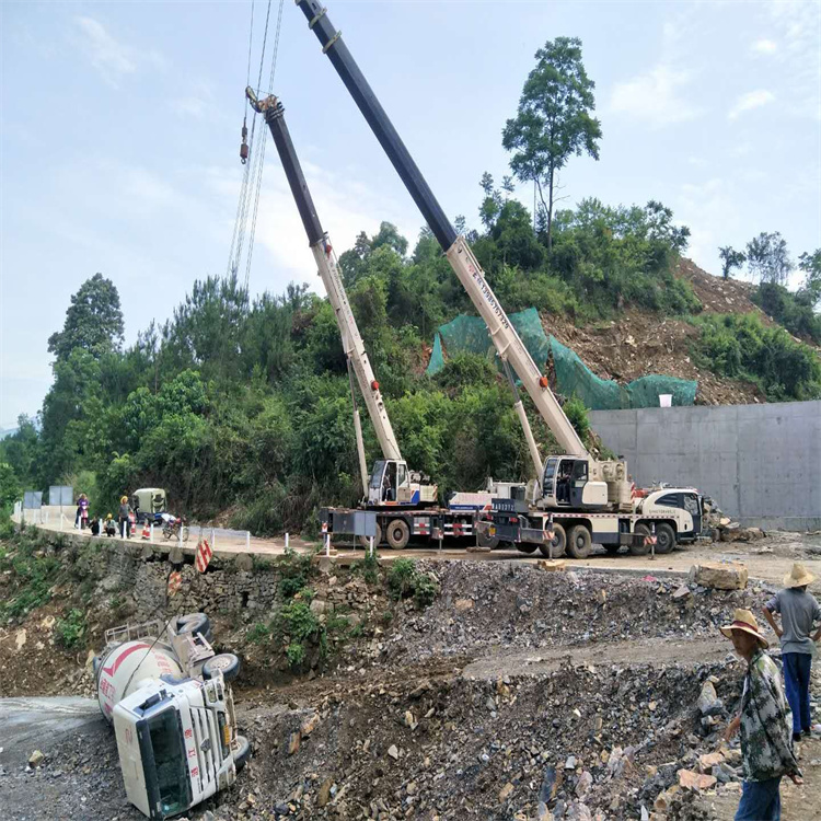 嘉祥汽车掉沟里叫吊车救援要多少钱